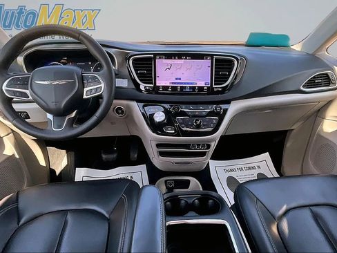 Used 2023 Chrysler Pacifica Touring-L FWD image 10