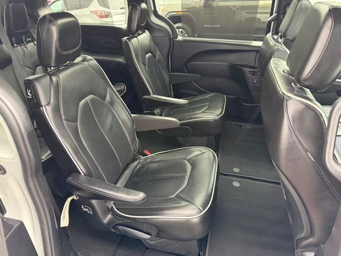 Used 2021 Chrysler Pacifica Limited w/ S Appearance Package AWD/4WD image 13