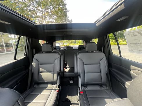 New 2026 Chevrolet Traverse LT w/ Sun and Wheel Package FWD image 17