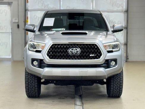 Used 2018 Toyota Tacoma TRD Sport AWD/4WD image 2