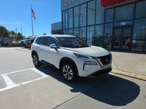 Used 2023 Nissan Rogue SV image 3