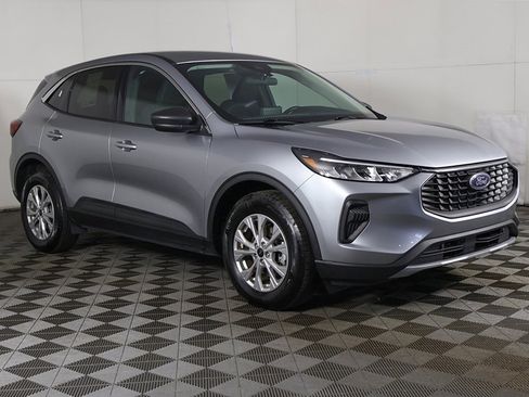 Used 2023 Ford Escape Active image 2