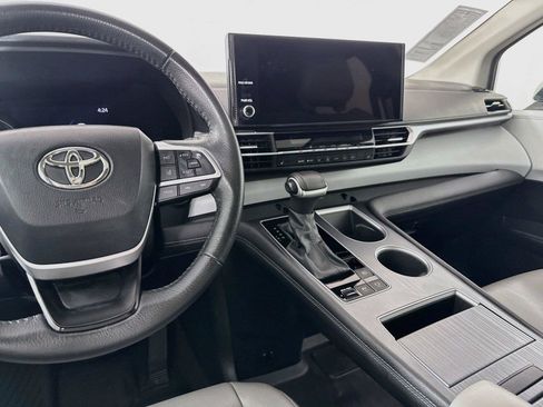 Certified 2025 Toyota Sienna XLE FWD image 33