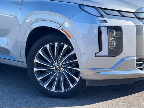 Used 2023 Hyundai Palisade Calligraphy image 2