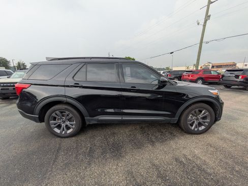 Used 2023 Ford Explorer XLT w/ Equipment Group 202A AWD/4WD image 3