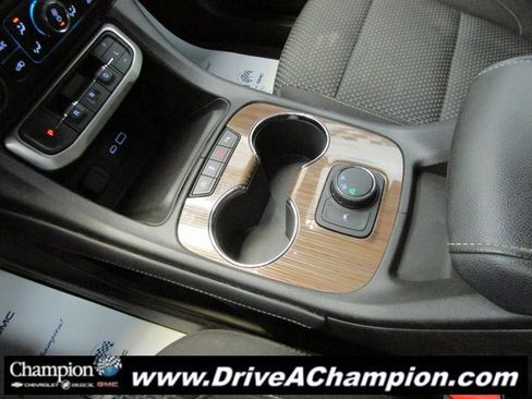 Used 2023 GMC Acadia SLE image 33