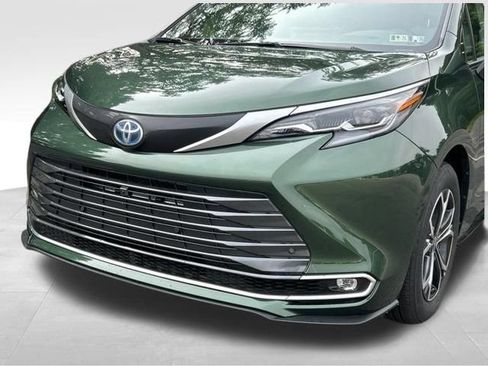 Used 2025 Toyota Sienna Platinum AWD/4WD image 9