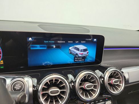Used 2021 Mercedes-Benz GLB 250 4MATIC image 14