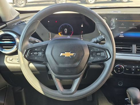 Used 2025 Chevrolet Trax LT FWD image 17