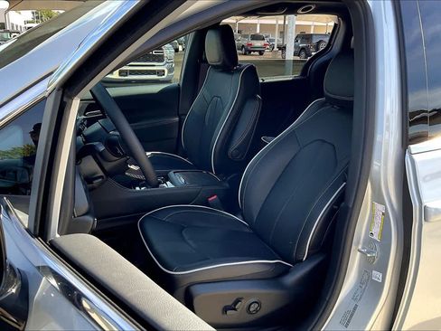 New 2026 Chrysler Pacifica Limited image 9
