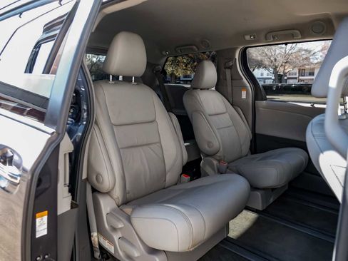 Used 2018 Toyota Sienna XLE image 37