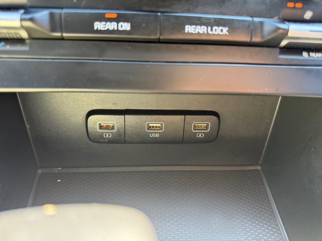 Used 2023 Kia Carnival LX FWD image 20