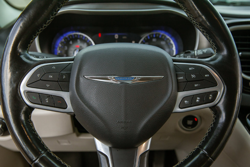 Used 2021 Chrysler Pacifica Touring-L FWD image 19