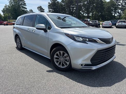 Used 2024 Toyota Sienna XLE FWD image 8