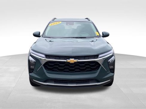 Certified 2025 Chevrolet Trax LT FWD image 2