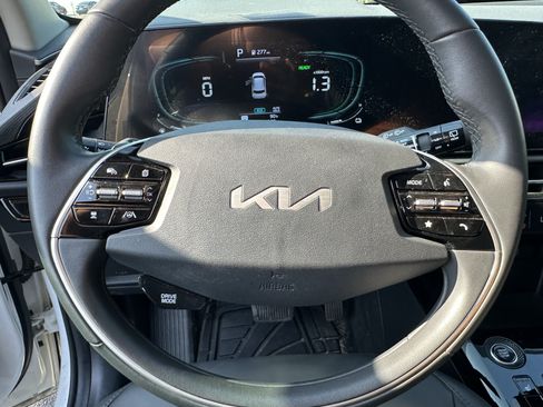 Used 2023 Kia Niro EX FWD image 6