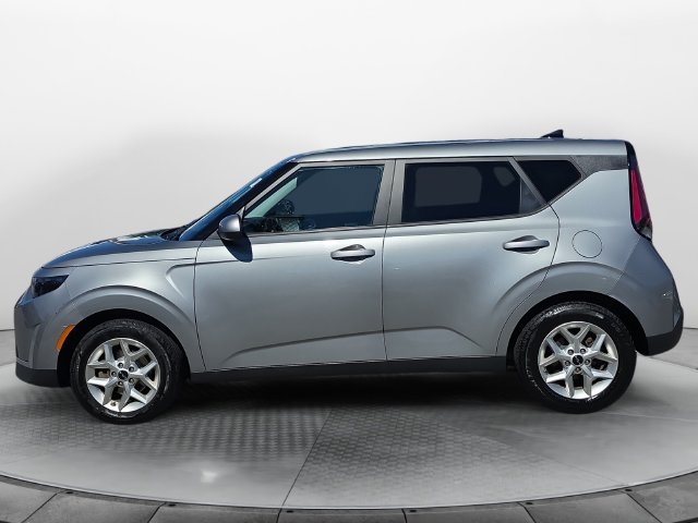 Used 2024 Kia Soul LX w/ Option Group 015 FWD image 2