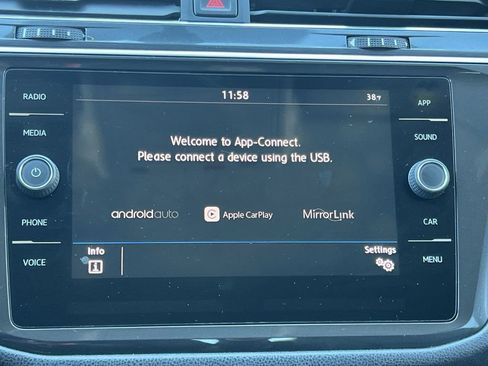 Used 2018 Volkswagen Tiguan SE image 18