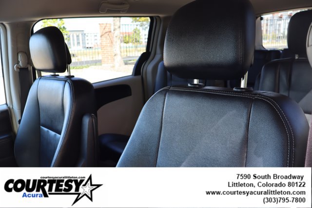 Used 2015 Chrysler Town & Country Touring FWD image 17