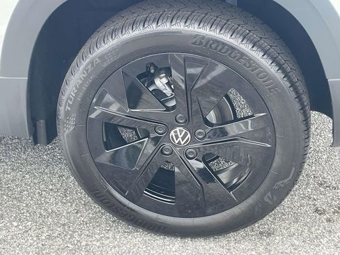 New 2026 Volkswagen Taos SE FWD image 7