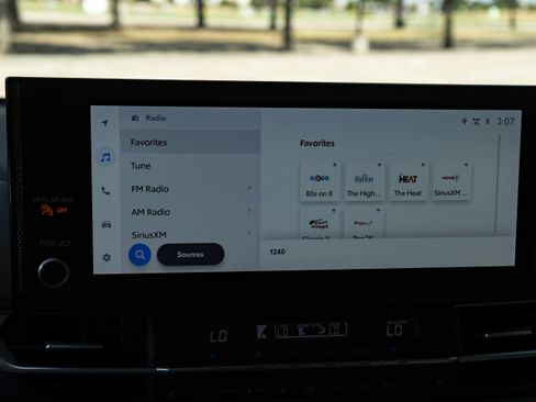 Used 2025 Toyota Sienna XLE FWD image 25