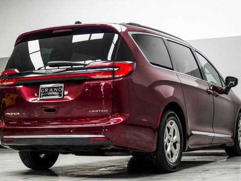 Used 2023 Chrysler Pacifica Limited FWD image 12