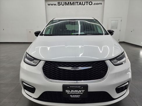 Used 2024 Chrysler Pacifica Touring-L image 21