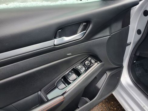 Used 2024 Nissan Altima 2.5 SR image 10