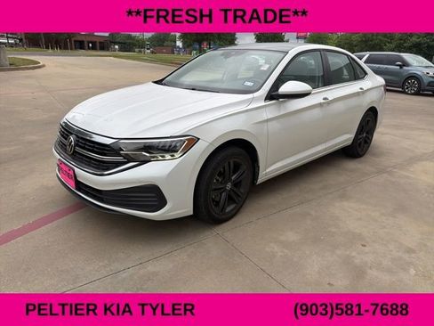 Used 2023 Volkswagen Jetta SE w/ Panoramic Sunroof Package image 3