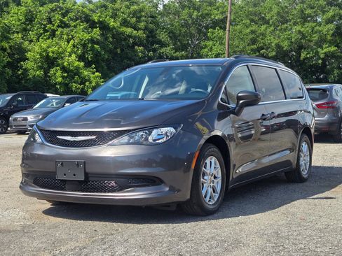Used 2021 Chrysler Voyager Lxi FWD image 2