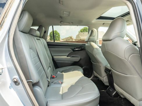 Used 2021 Toyota Highlander XLE FWD image 18