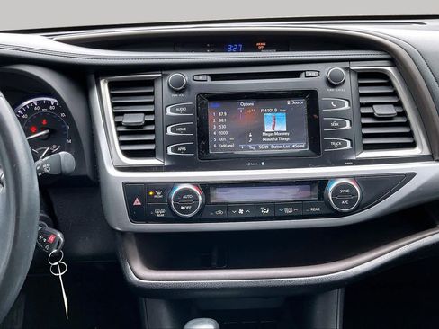 Used 2015 Toyota Highlander Plus FWD image 7