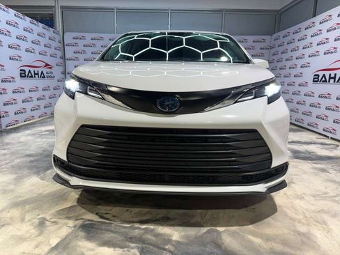 Used 2024 Toyota Sienna LE image 3