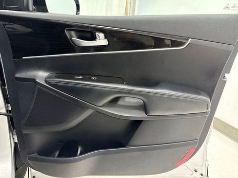 Used 2019 Kia Sorento LX image 8