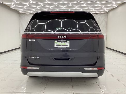 Used 2024 Kia Carnival LX FWD image 10