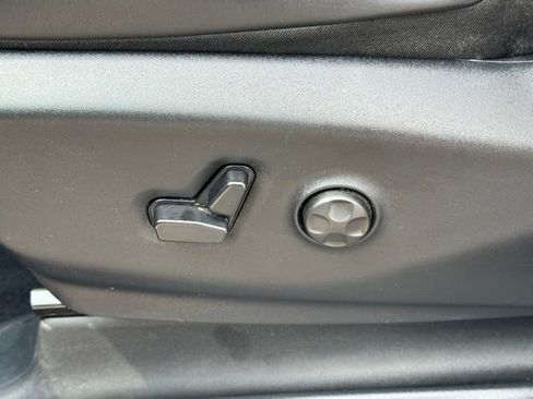 Used 2025 Chrysler Pacifica Limited FWD image 9