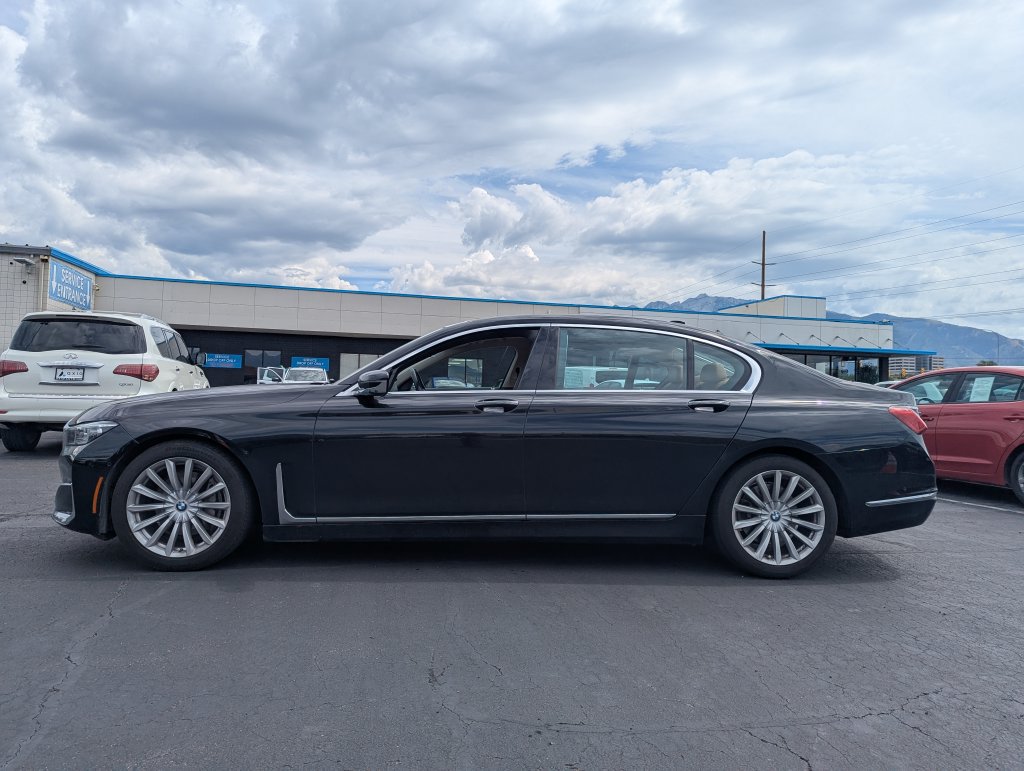 Used 2022 BMW 740i w/ Premium Package RWD image 8