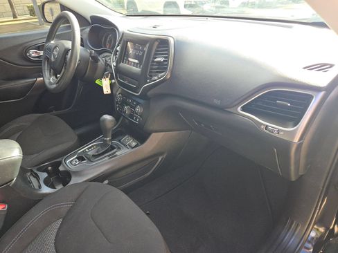 Used 2019 Jeep Cherokee Latitude w/ Popular Appearance Group FWD image 29