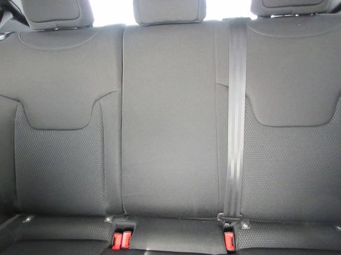 Used 2018 Jeep Renegade Altitude image 19