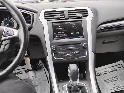 Used 2016 Ford Fusion SE image 7