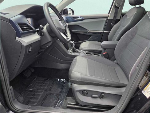 Used 2023 Volkswagen Taos SE w/ Panoramic Sunroof Package FWD image 11