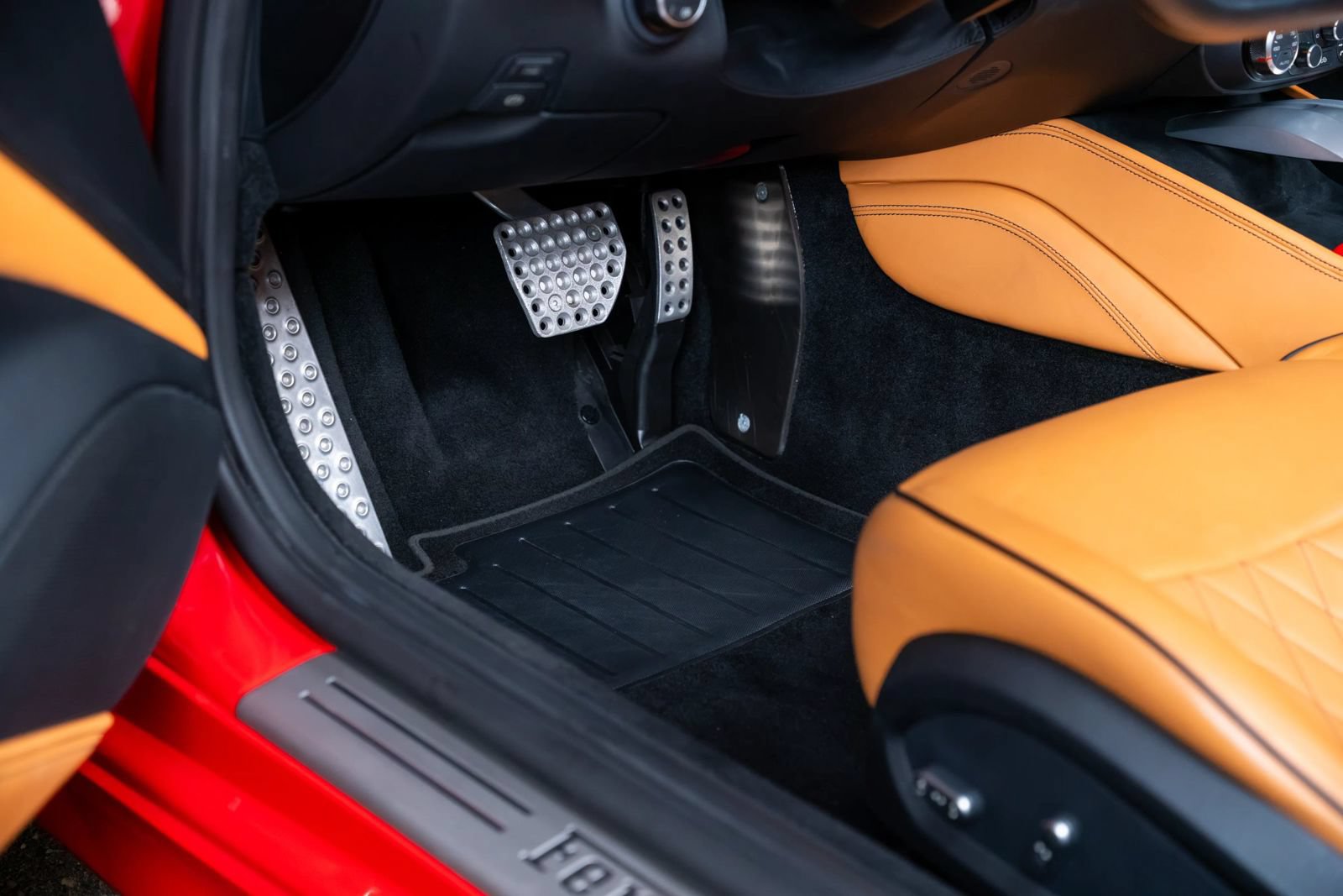 Used 2015 Ferrari California T RWD image 80