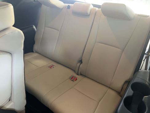 Used 2020 Toyota Highlander XLE image 30