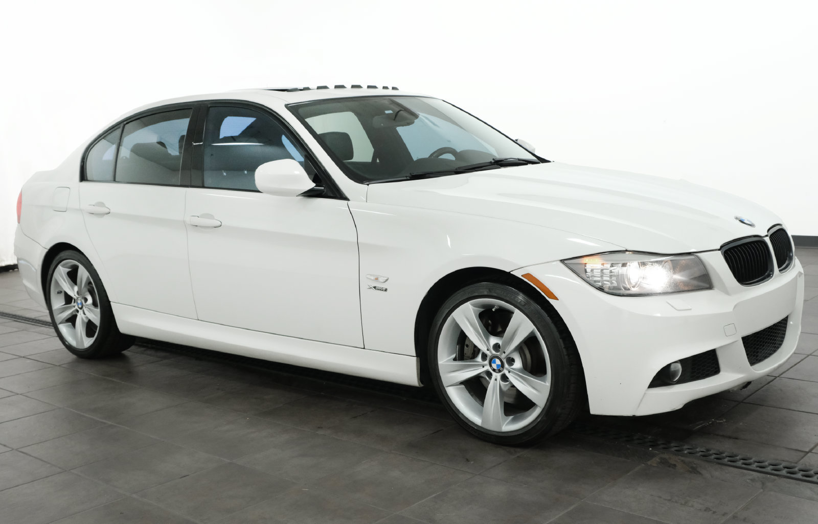 Used 2011 BMW 335i xDrive Sedan AWD/4WD image 7