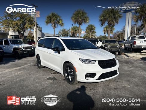 New 2026 Chrysler Pacifica Limited image 1