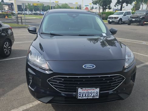 Used 2021 Ford Escape SE w/ SE Sport Appearance Package image 4