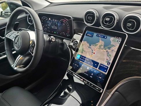 Used 2025 Mercedes-Benz GLC 350e 4MATIC image 10