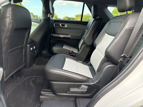 Used 2022 Ford Explorer XLT w/ Equipment Group 202A RWD image 12