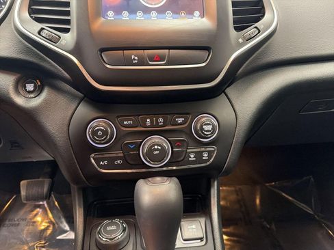 Used 2019 Jeep Cherokee Latitude Plus image 19