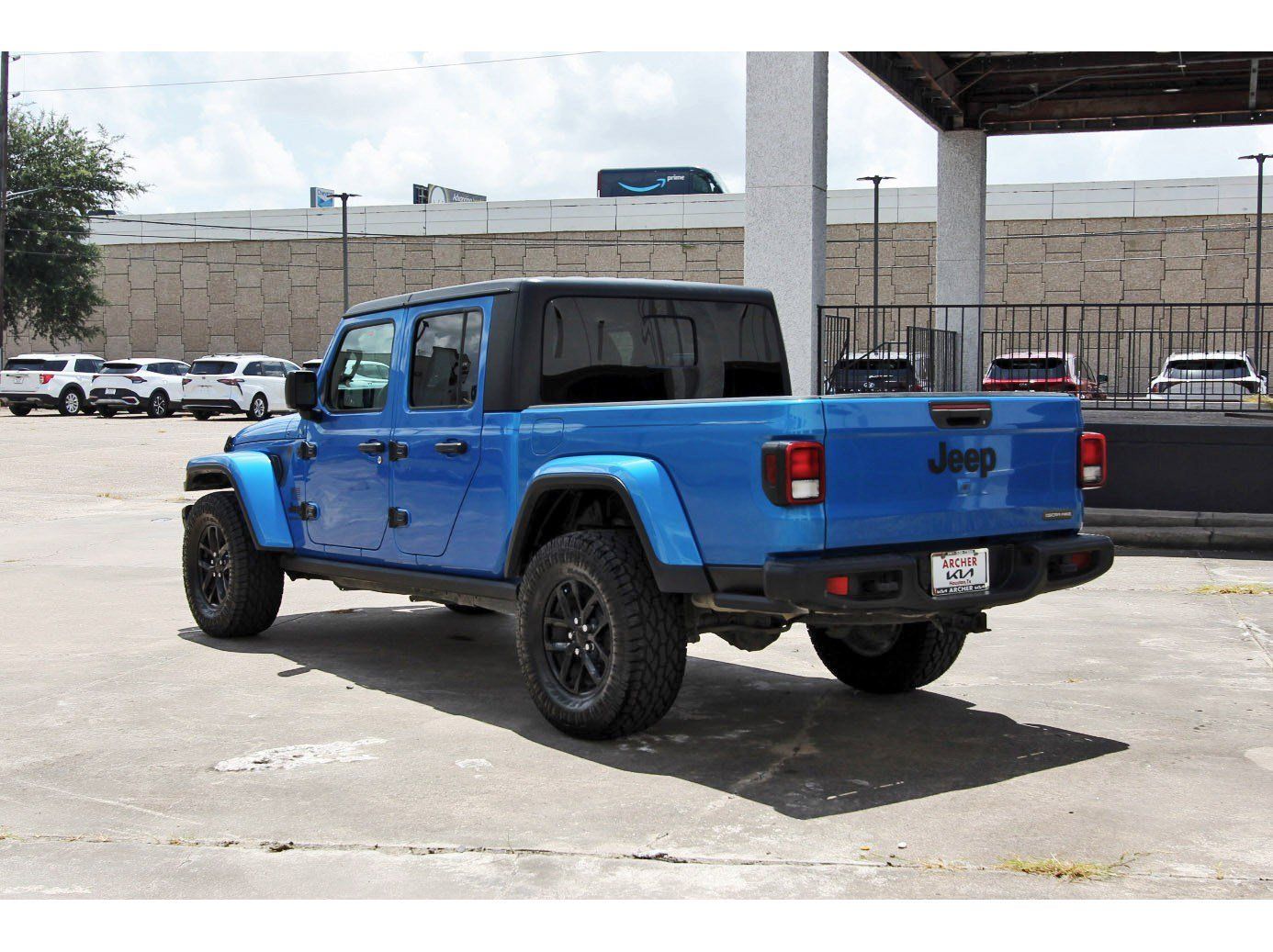Used 2023 Jeep Gladiator Sport AWD/4WD image 7